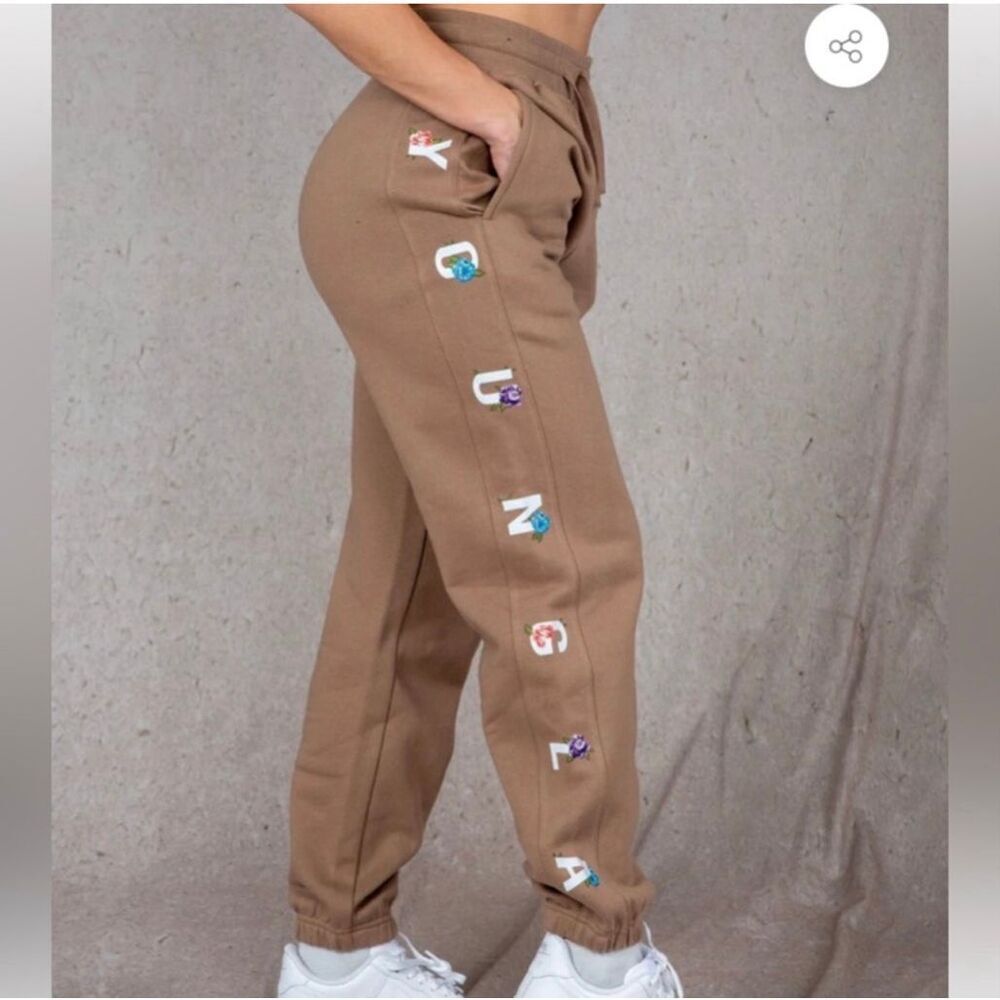 Youngla For Her W1033 Winter Bloom Joggers Brown Sweatpants S Floral Spellout
